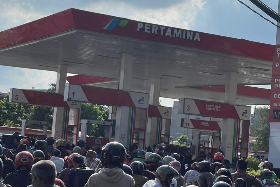 BBM Langka di Medan Usai Banjir, Antrean Kendaraan Mengular