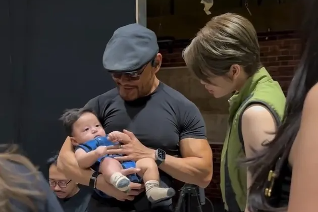 Deddy Corbuzier Bikin Gemas Warganet Saat Gendong Anak Erika Carlina, Baby Andrew Tampak Nyaman