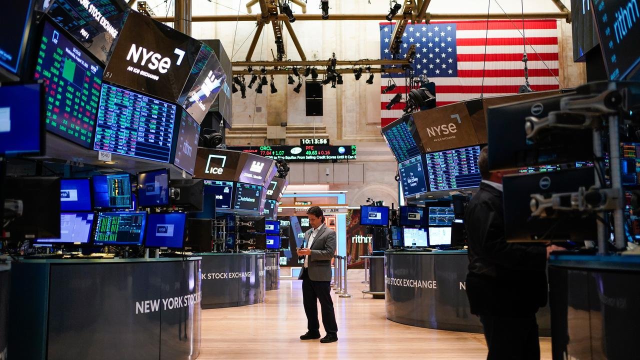 Wall Street Tetap Turun di Tengah Kekhawatiran Atas Valuasi Teknologi yang Tinggi