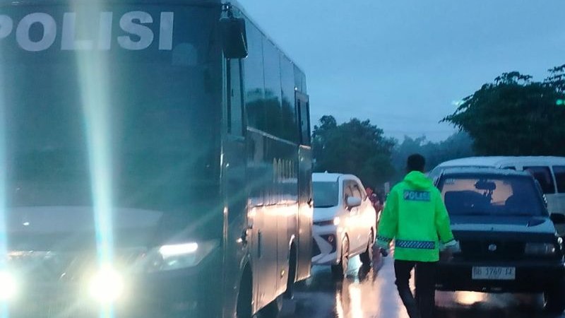 Jalan Nasional Padang–Pasaman Barat Terendam Banjir, Ratusan Kendaraan Terjebak Macet