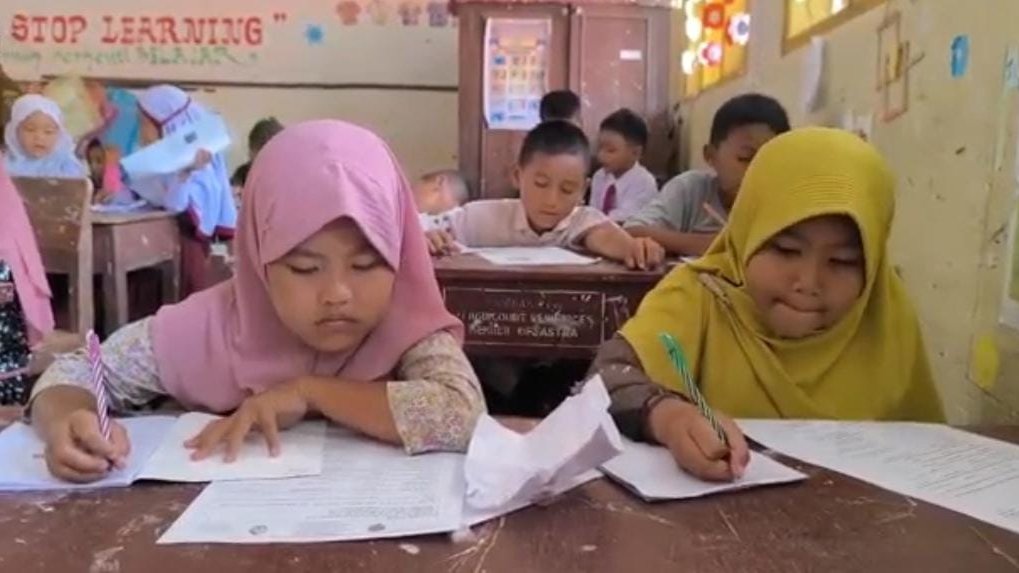 ASA Anak Penyintas Bencana: Sekolah Hancur, Anak-Anak Batang Toru Tetap Ikut Ujian dengan Baju Seadanya