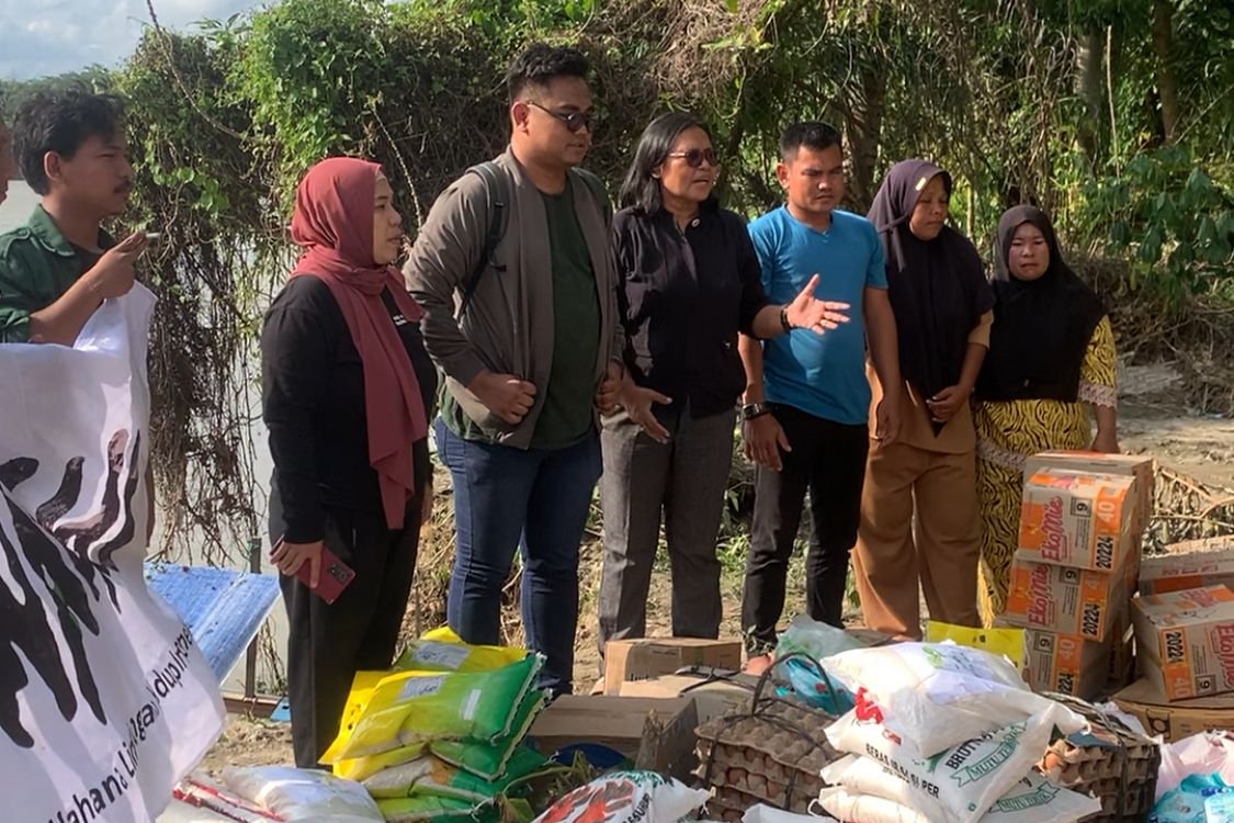WALHI Sumut Salurkan Bantuan ke Dua Desa Terisolasi di Langkat, Akses Darat Lumpuh Total