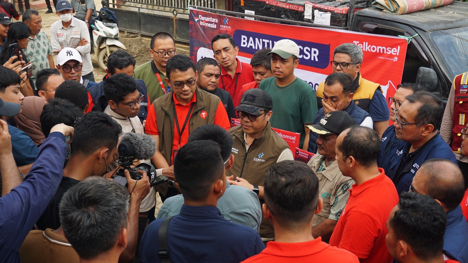 Bersama Kementerian Komdigi, Telkomsel Salurkan 100 Genset, 500 Alat Komunikasi dan 33 Sumur Bor untuk Pulihkan Sumatera