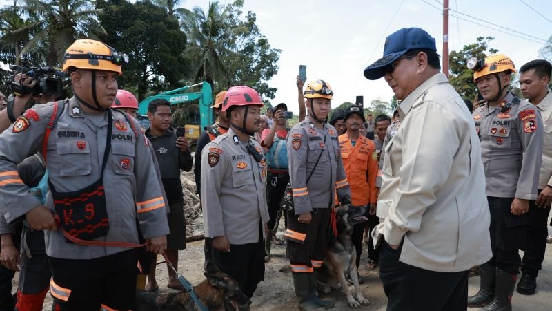 Presiden Prabowo Hentikan Mobil Kepresidenan, Sapa Polisi dan Anjing K-9 Pencari Korban Bencana