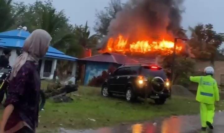 Geram Narkoba Merajalela, Ratusan Emak-emak di Madina Amuk Bakar Rumah Terduga Bandar