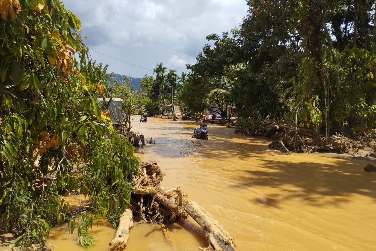 Warga Sibolga Terisolir 4 Hari, Jalan Kaki Puluhan Kilometer Cari Bantuan Usai Banjir Bandang