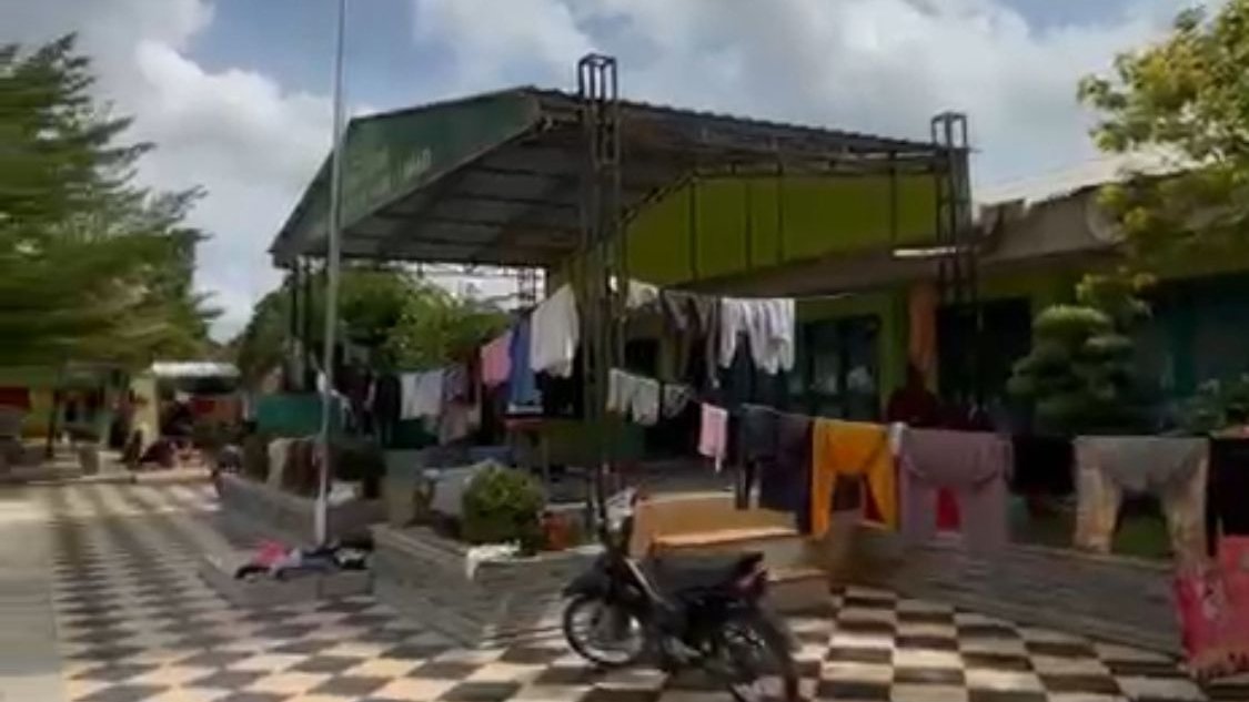 Banjir Bandang Terjang Desa Pekubuan Langkat, Warga Mengungsi di Aula Tanpa Dinding: “Kami Tidur Tanpa Alas”