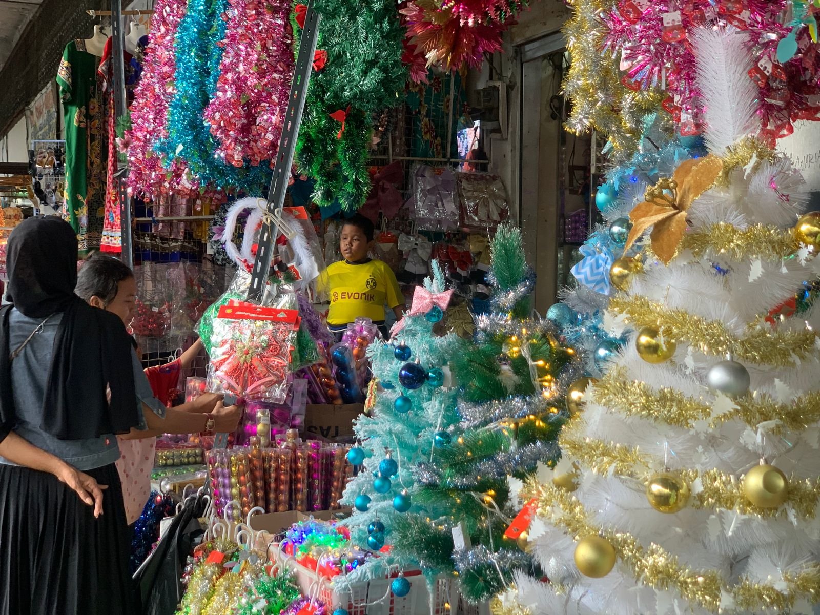Penjualan Aksesoris Natal di Pusat Pasar Medan Turun Hingga 50 Persen, Pedagang Terdampak Bencana dan Persaingan Online