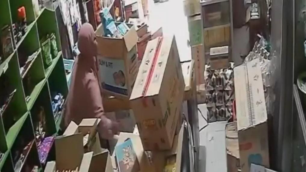 Emak-Emak di Asahan Terekam CCTV Curi Karung Beras 10 Kg, Aksinya Bikin Geleng Kepala