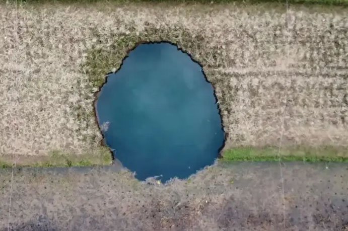 Fenomena Sinkhole Persawahan di Sumatera Barat, Saat Ini Airnya Jadi Rebutan Para Warga