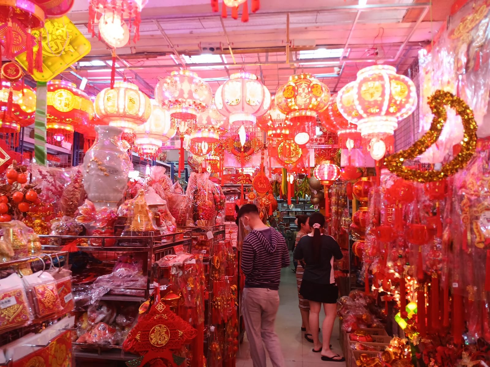 Imlek 2026 di Medan: Lampion Ludes, Warga Serbu Pernak-Pernik Merah Jelang 17 Februari