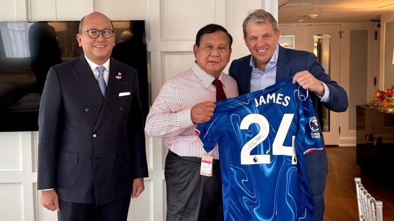 Prabowo Terima Jersey Chelsea dari Todd Boehly di Washington DC, Janji Bawa Chelsea dan Lakers ke Indonesia