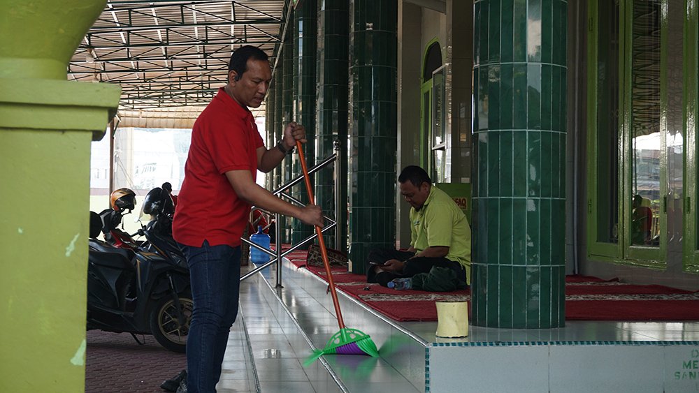 Sambut Ramadan, Telkomsel Bersihkan dan Bantu Fasilitas Kebersihan 60 Masjid di Medan & Sekitarnya
