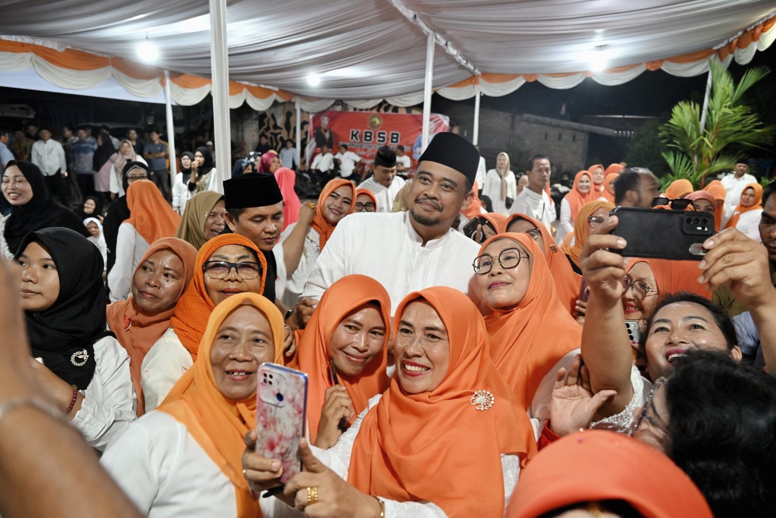 Serahkan Berbagai Bantuan dan Hibah Rp350 Juta, Bobby Nasution Minta Pembangunan dan Kesejahteraan Masjid Diseimbangkan