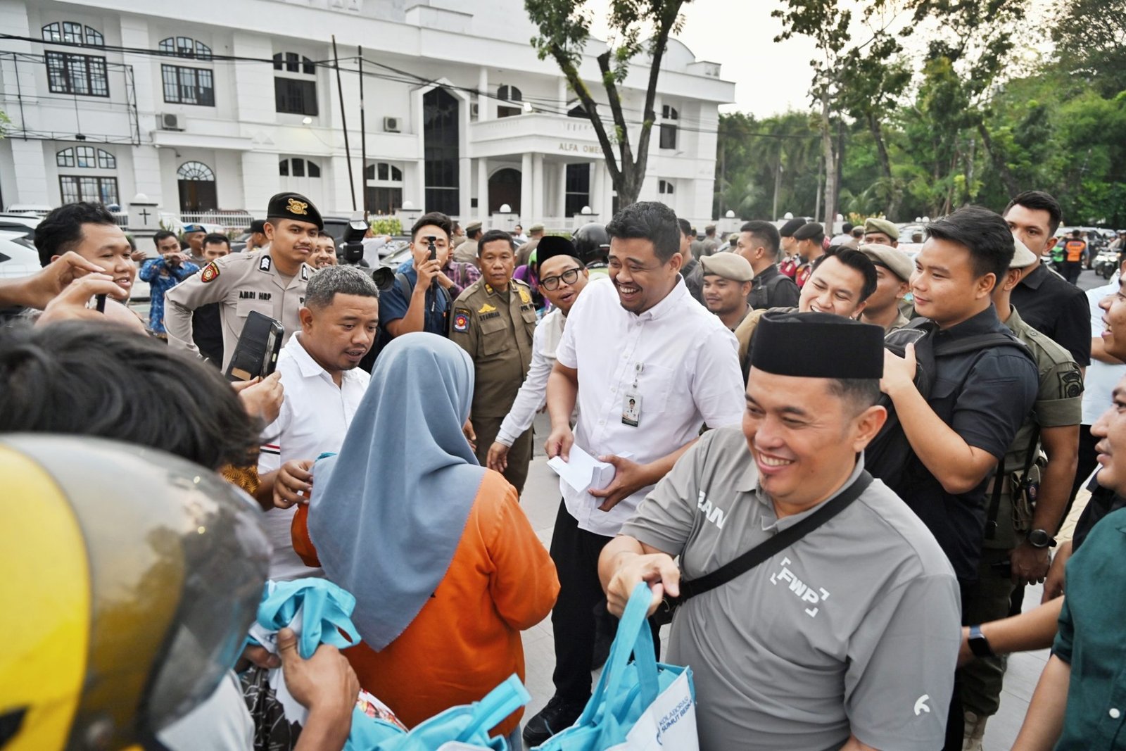 Gubernur Sumut Bagi-bagi THR dan Sembako Sasar Pekerja Informal