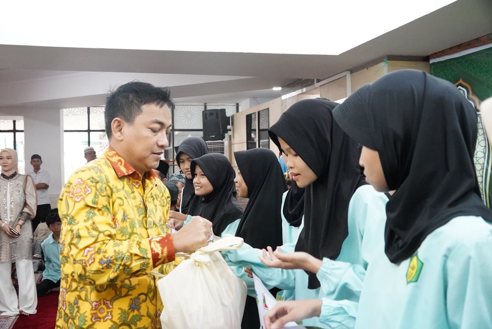 Ketua Ombudsman RI Dorong Solidaritas Sosial saat Doa Bersama dan Santunan Anak Yatim di Masjid Raya Al Ittihad