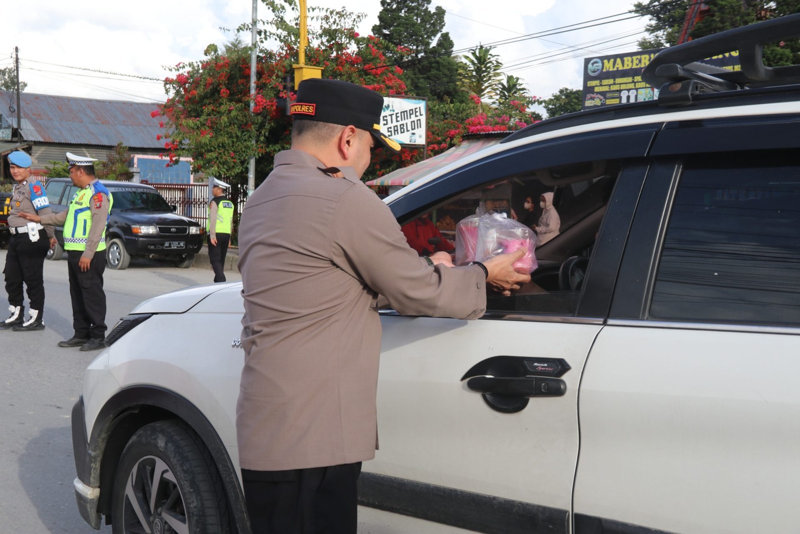 Suasana Ramadan Penuh Kebersamaan, Polres Humbahas Bagikan Takjil di Doloksanggul