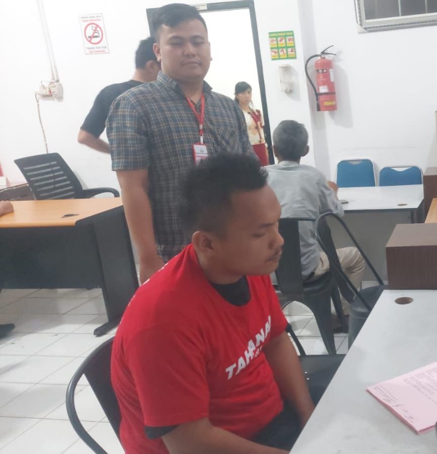 Kejari Medan Tahan Tersangka Pembakaran Rumah Hakim PN Medan Khamozaro Waruwu