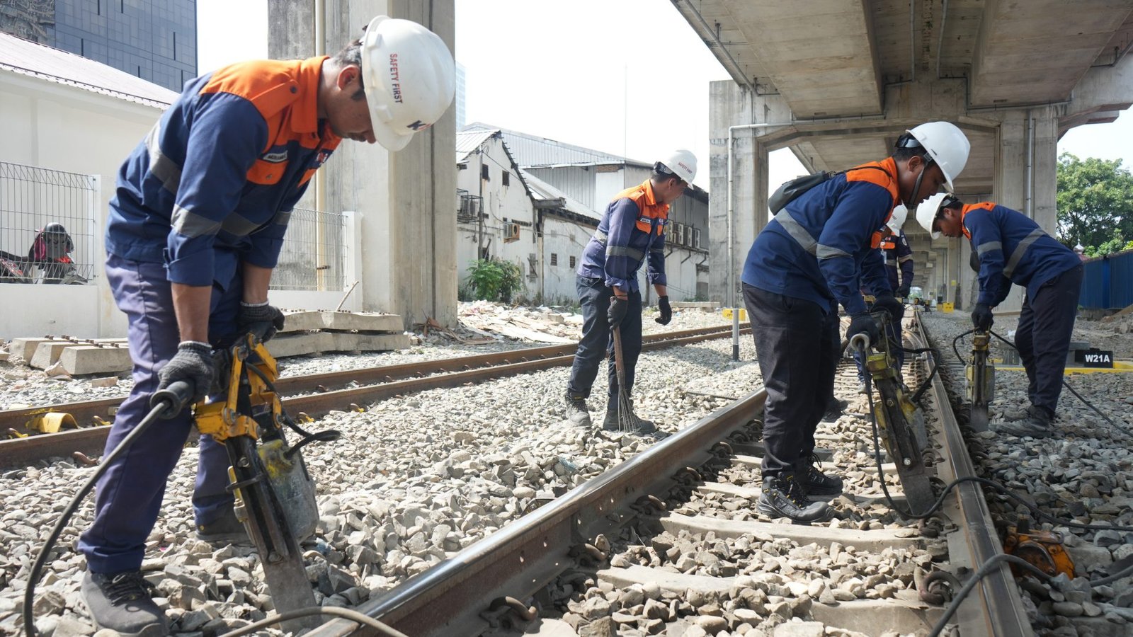 KAI Sumut Perkuat Infrastruktur Jelang Angkutan Lebaran 2026, Perawatan Jalur Dilakukan di Stasiun Medan