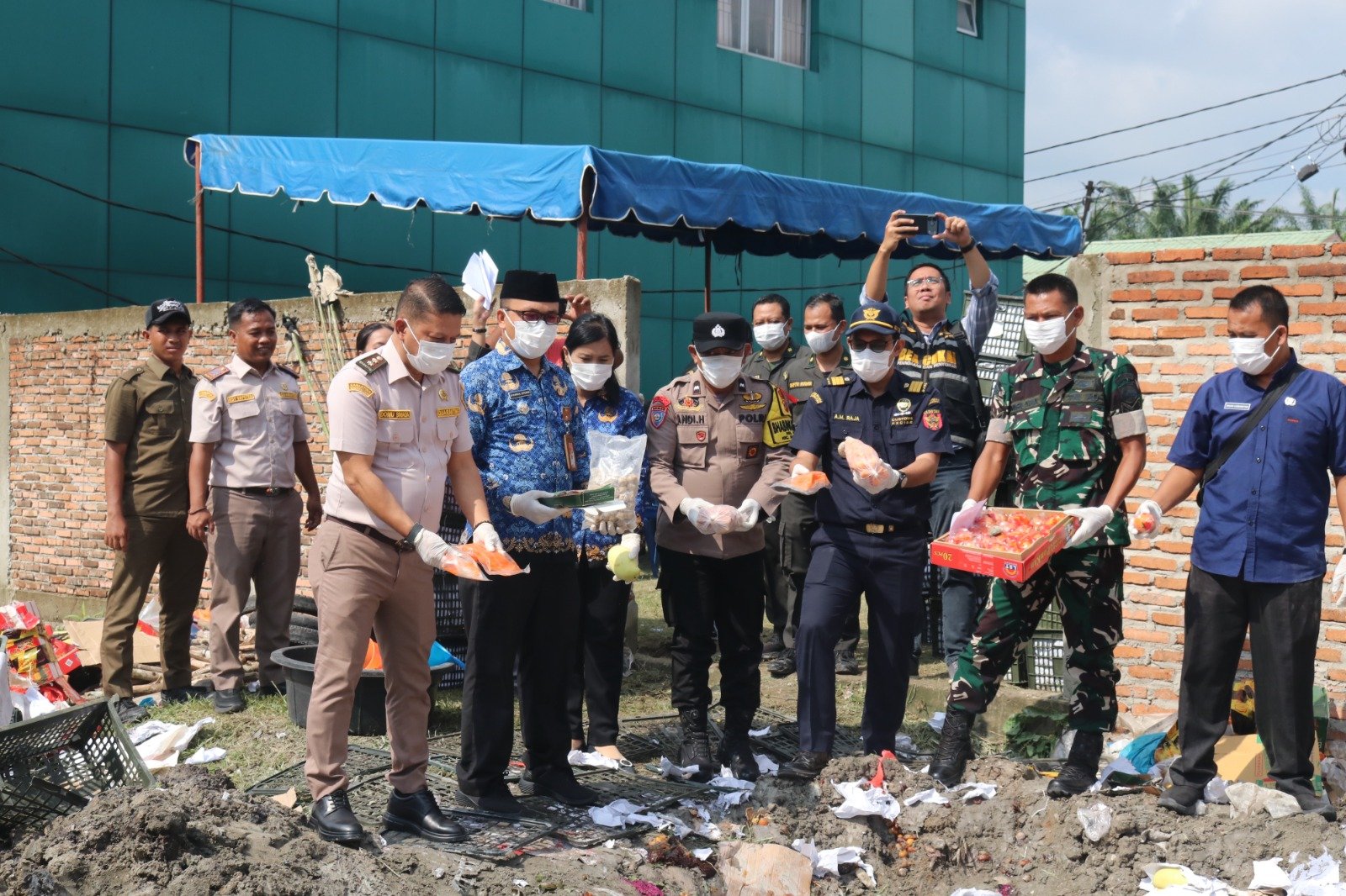 Karantina Sumut Musnahkan 5 Ton Mangga Ilegal dari Vietnam dan Buah Sayur Ilegal dari Malaysia