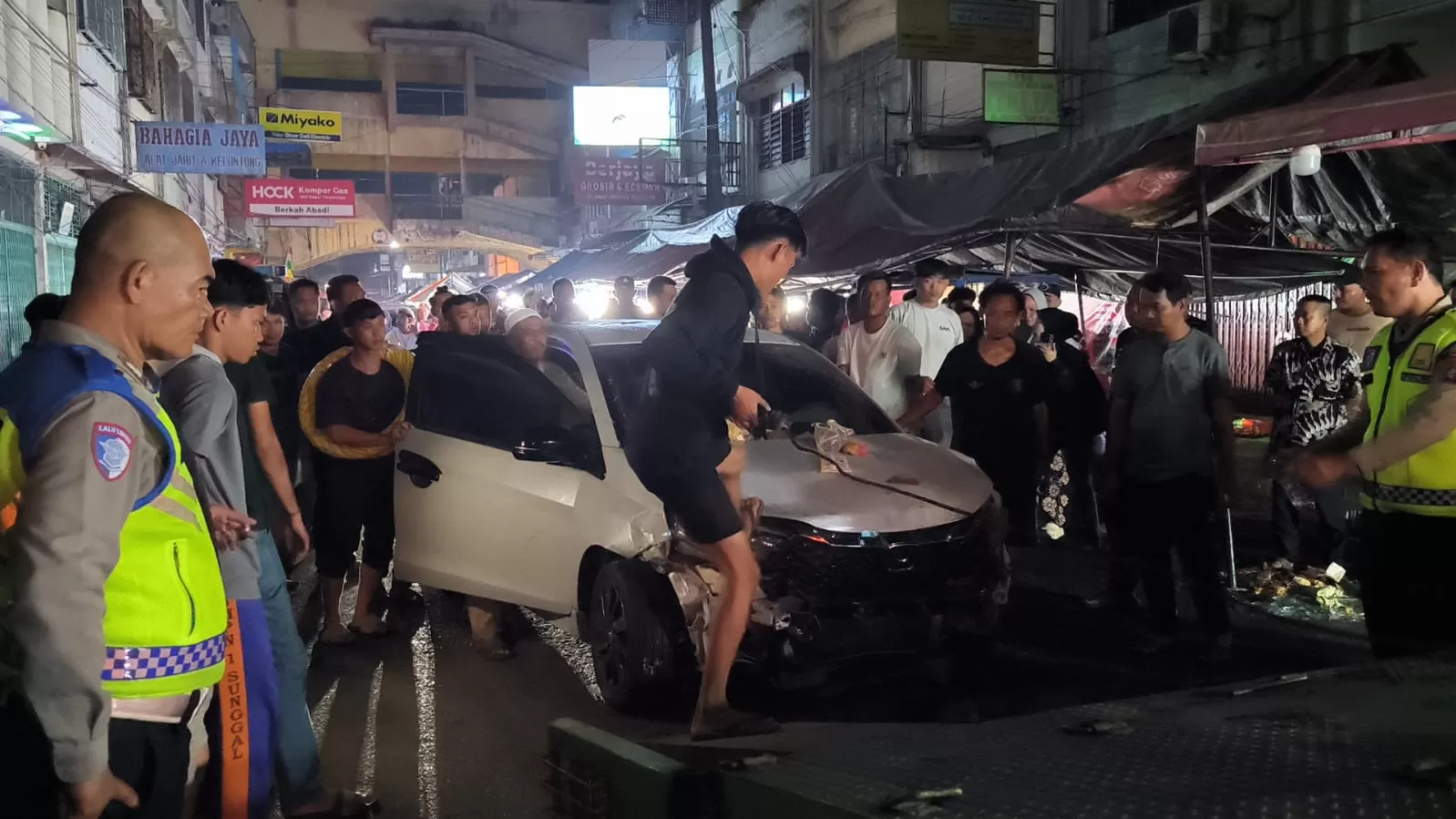 Mobil Honda Brio Tabrak Kedai di Pasar Kaget Binjai: Pengemudi Diduga Mabuk, Sejumlah Warga Luka