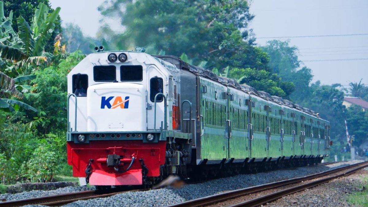 Abu Vulkanik Sinabung Ganggu Penerbangan, KAI Pastikan Kereta Api Sumut Tetap Jalan