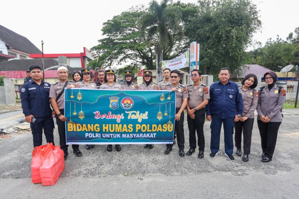 Semangat Ramadan, Bid Humas Polda Sumut Turun ke Jalan Berbagi Takjil untuk Masyarakat