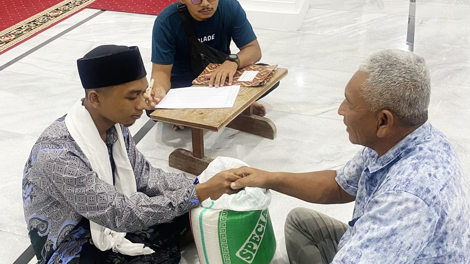 Warga Ujong Kareung Sabang Mulai Bayar Zakat Fitrah, Kadar 2,8 Kg Beras per Jiwa