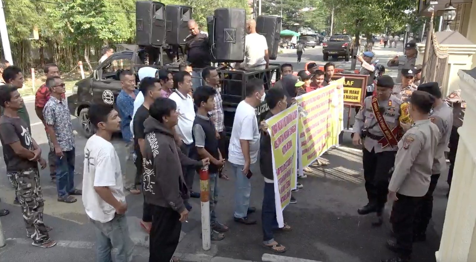 Tuntut 5 Tersangka Pengrusakan Ditahan, Warga Pasar V Kelurahan Lalang Demo di Mapolrestabes Medan