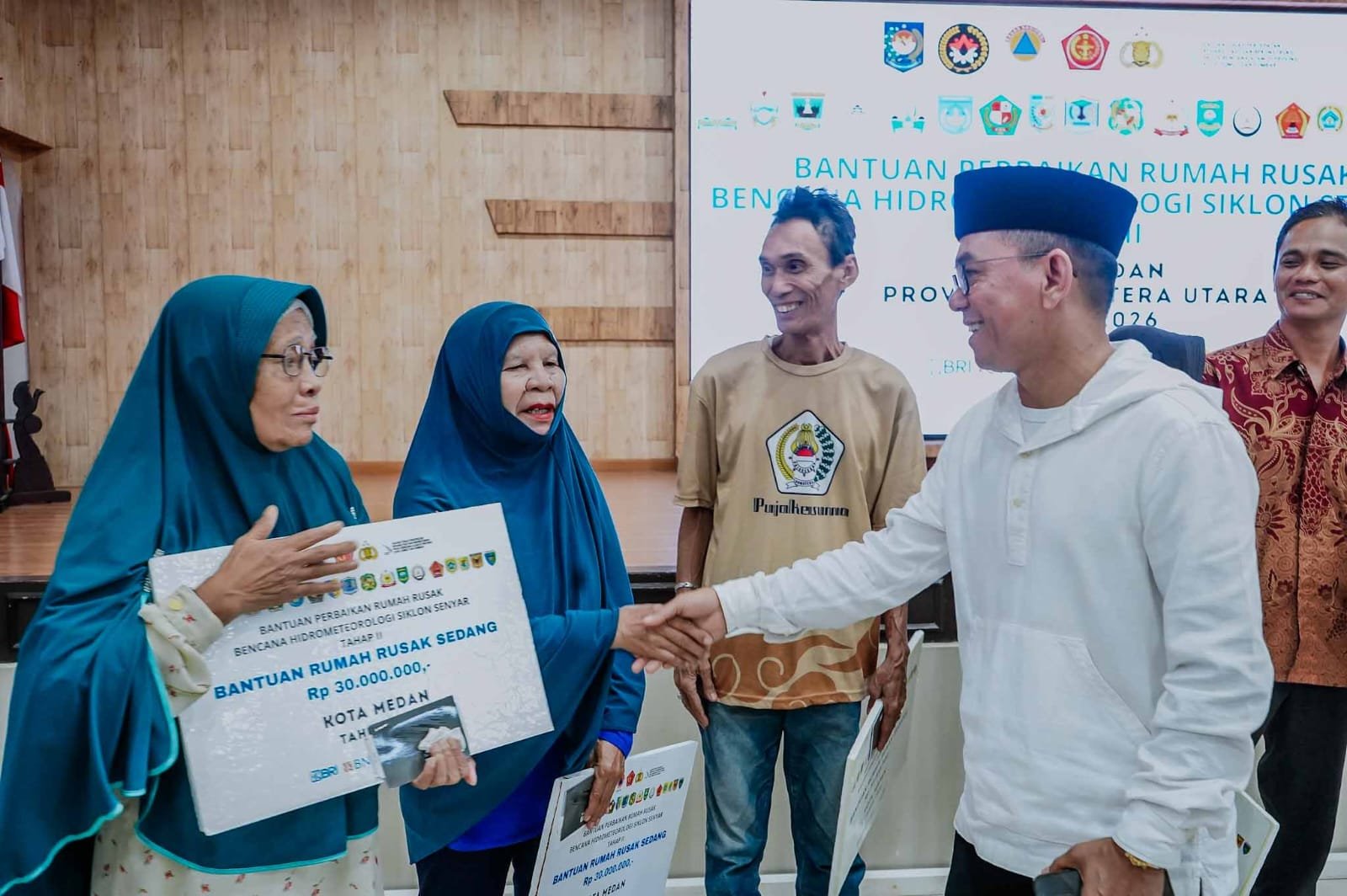 50 Kepala Keluarga Korban Bencana Banjir di Medan Dapat Bantuan Rp 1 Miliar Lebih