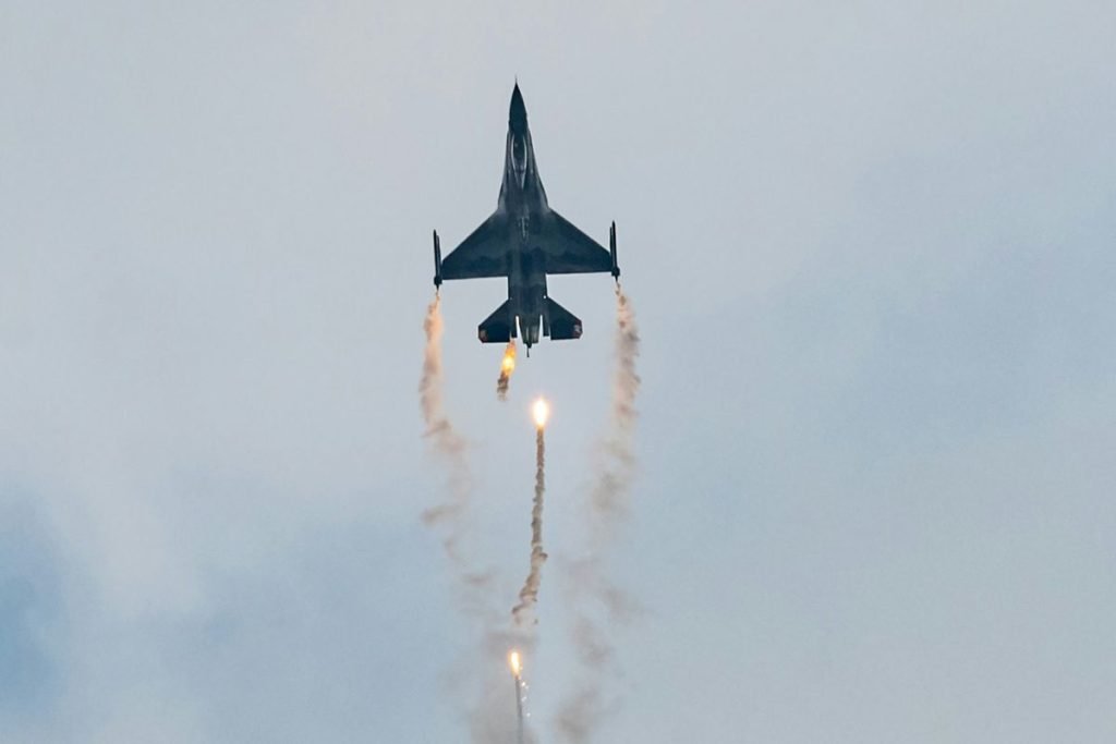 Iran Tembak Jatuh 2 Pesawat Tempur AS: 2 Pilot Selamat dan 1 Lainnya Tengah Diburu