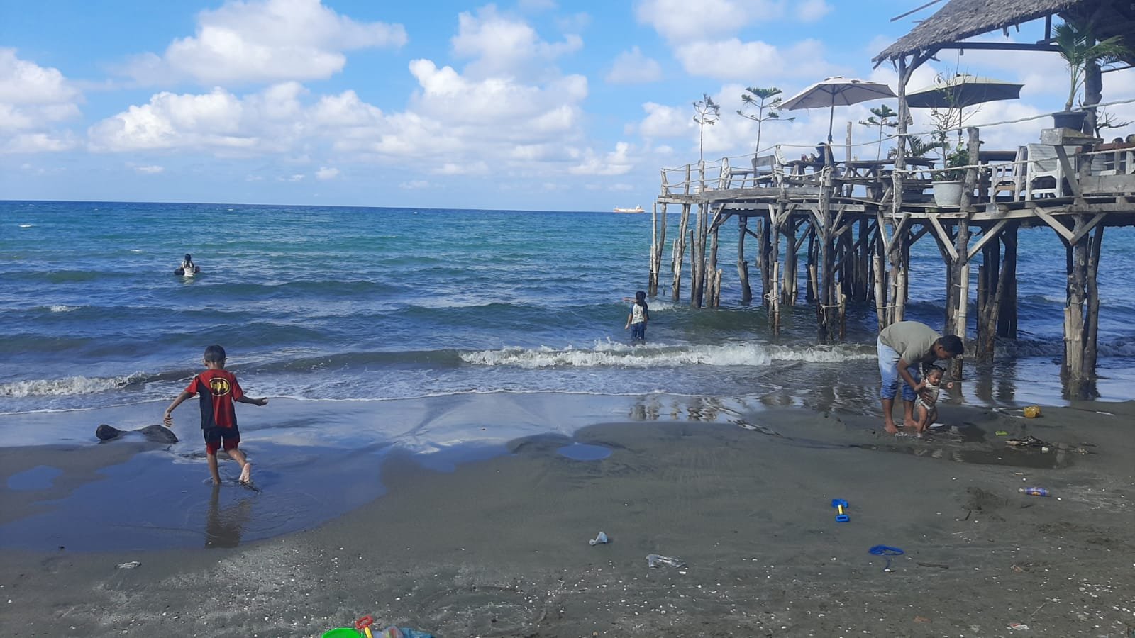 Pemandangan Alam Manjakan Mata di Pantai Ujong Blang