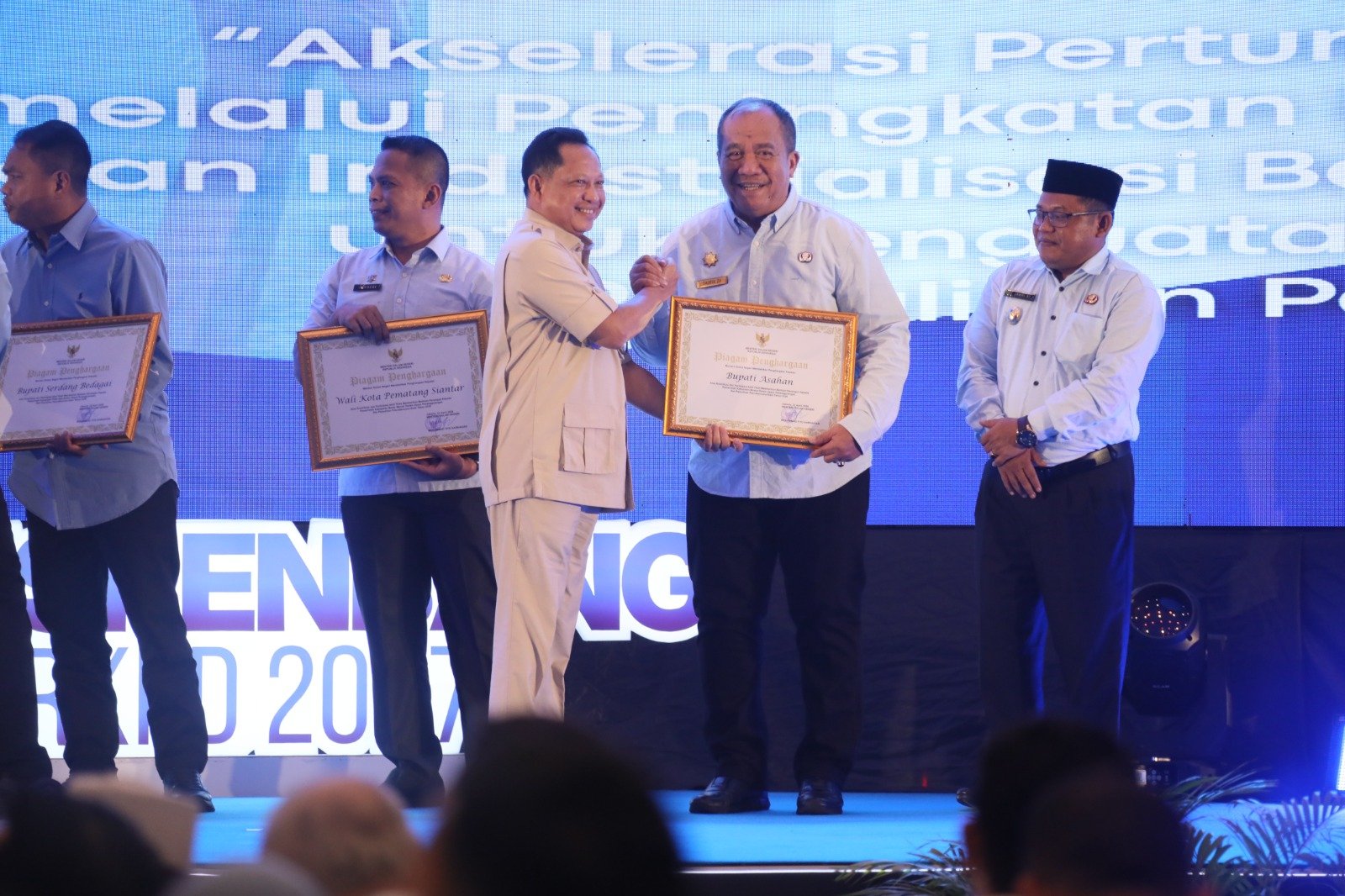 Bupati Asahan Terima Penghargaan dari Mendagri