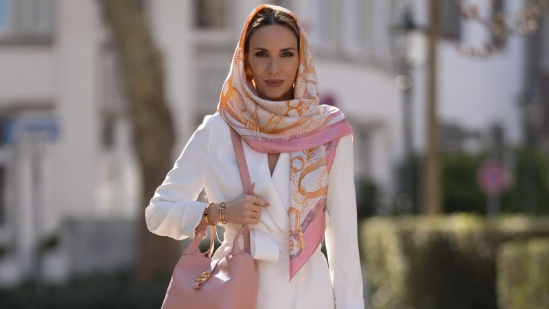 Buttonscarves Gandeng Alexandra Lapp, Hadirkan Koleksi Fesyen Klasik Modern yang Mendunia