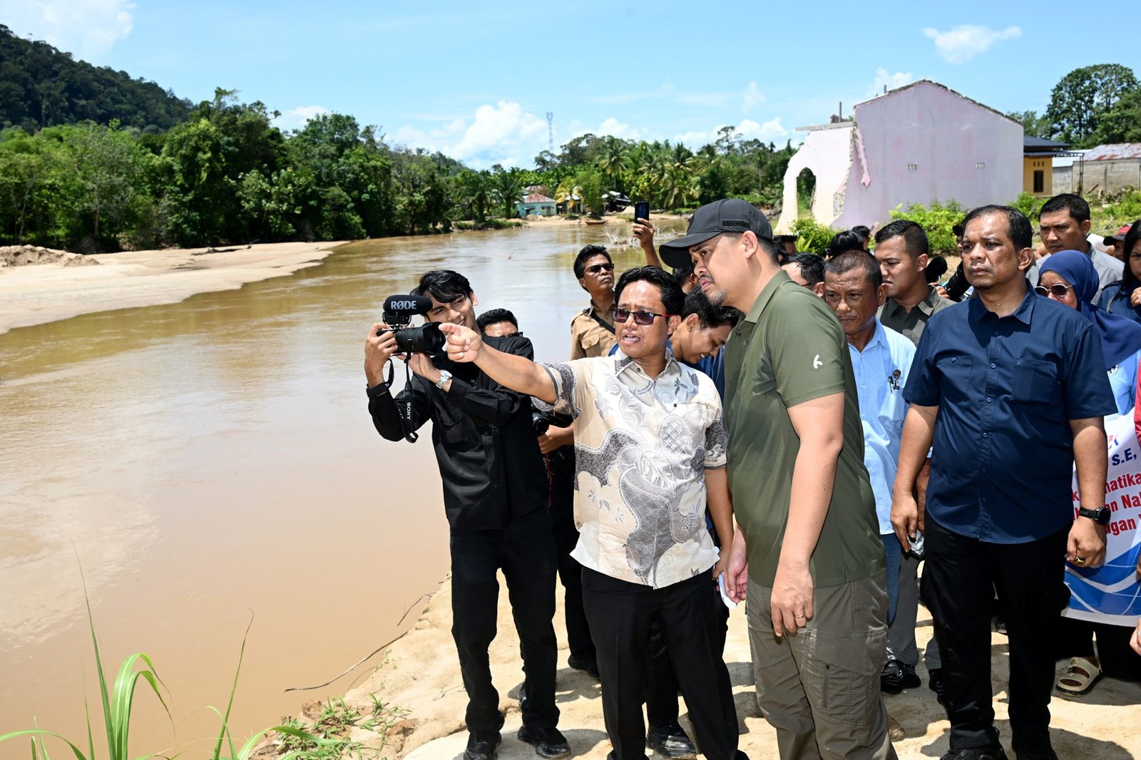 Gubernur Sumut Tinjau Sempadan Sungai Sibuluan, Pastikan Rekonstruksi Tanggul dan Hunian Warga Dipercepat