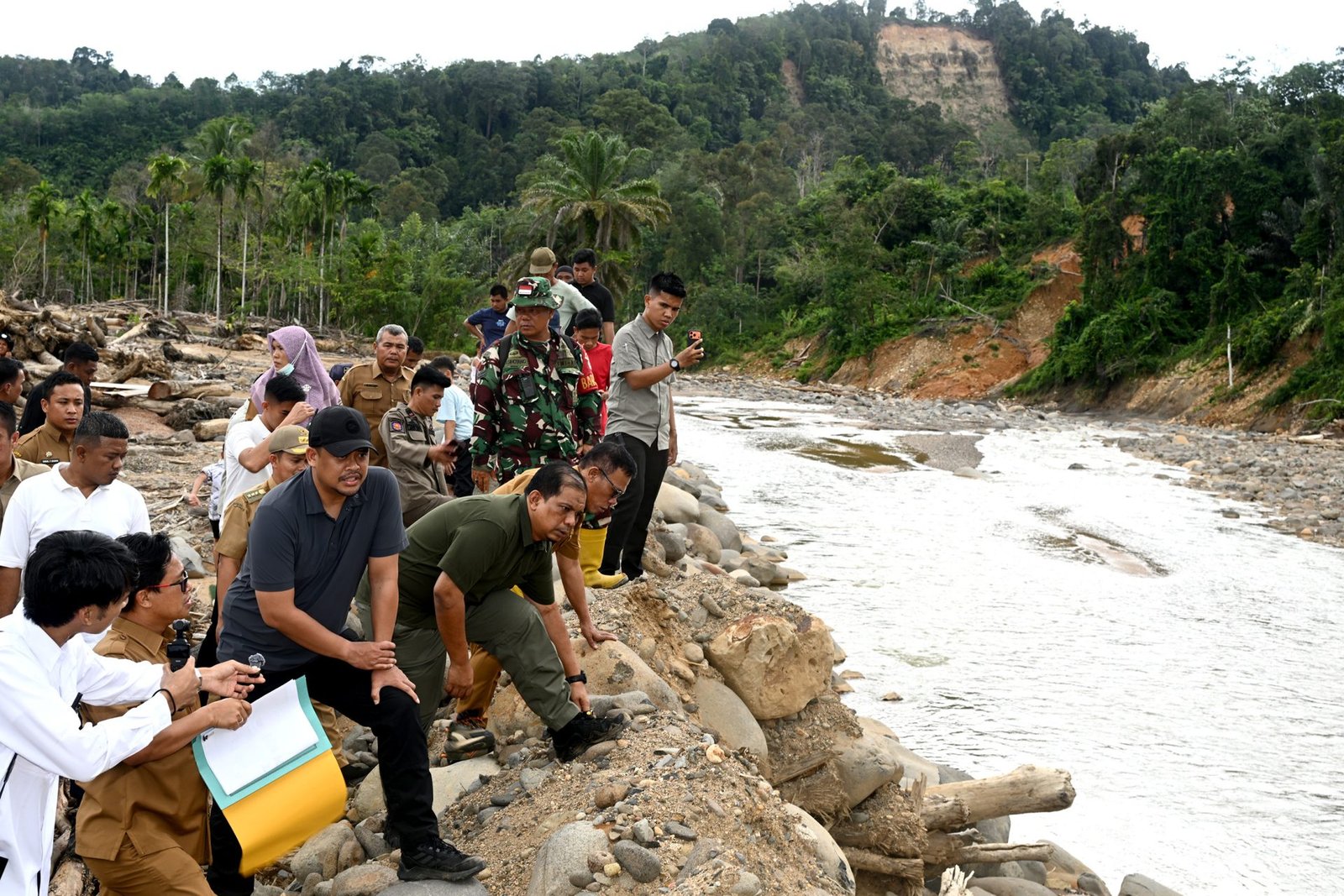 Percepat Rekonstruksi Pascabencana, Gubernur Sumut Tinjau Tanggul Sungai Badiri