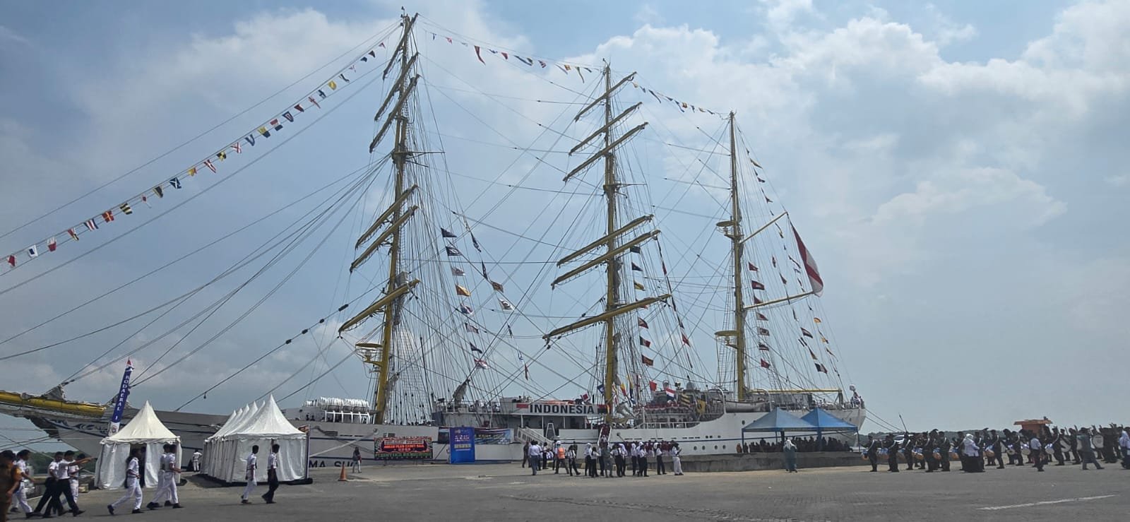 KRI Bima Suci Sandar di Belawan, Warga Dapat Kesempatan Langka Naik Kapal Latih TNI AL