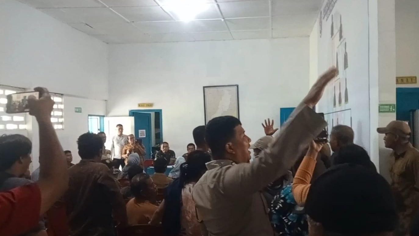 Kepung Kantor Camat, Warga Deli Serdang Tolak Pembangunan Koperasi Merah Putih di Lahan TPU