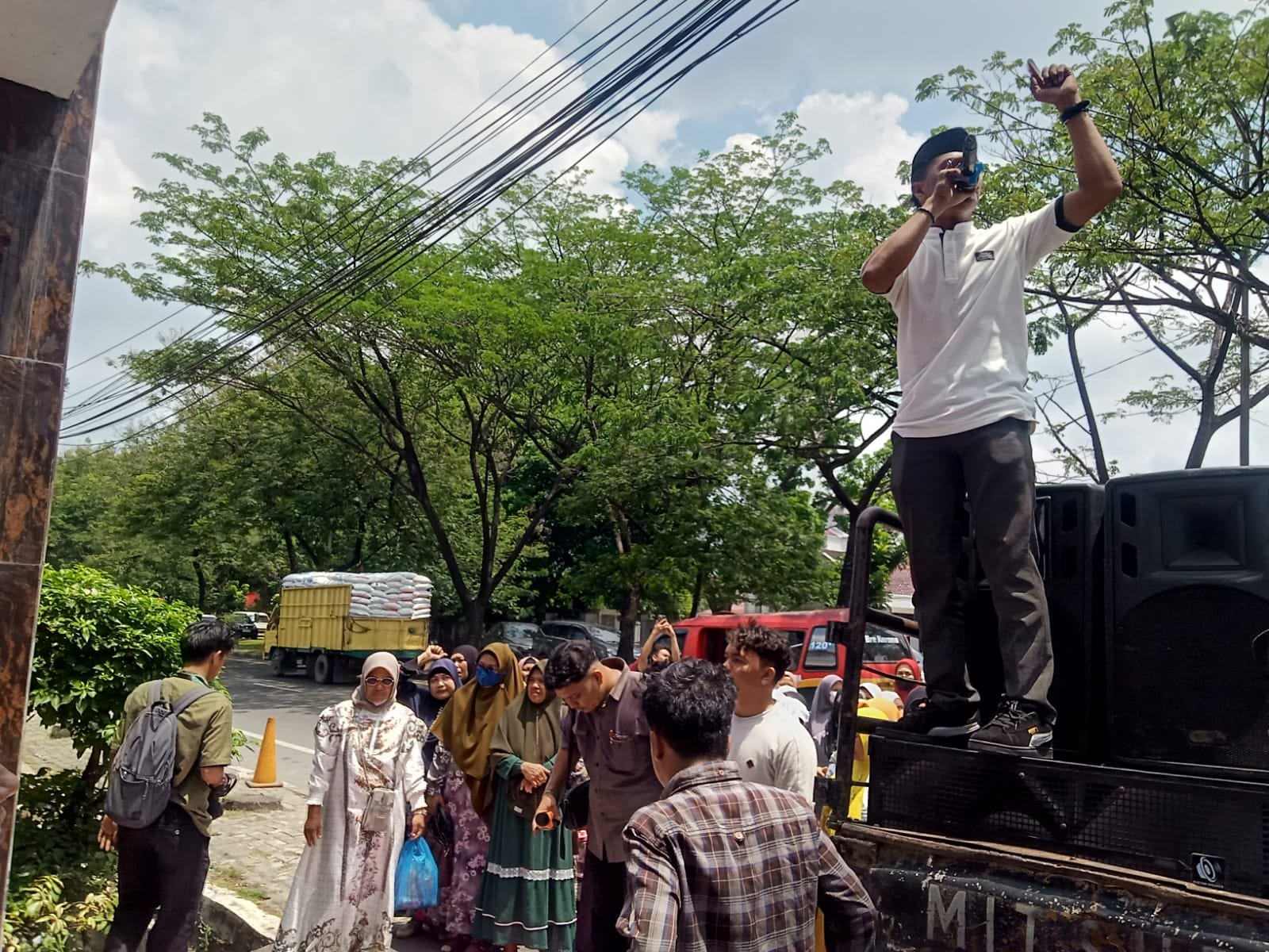 Demo di Kejati Sumut, Massa Tuntut Pembebasan 3 Guru Honorer Tersangka Kasus Dana BOS
