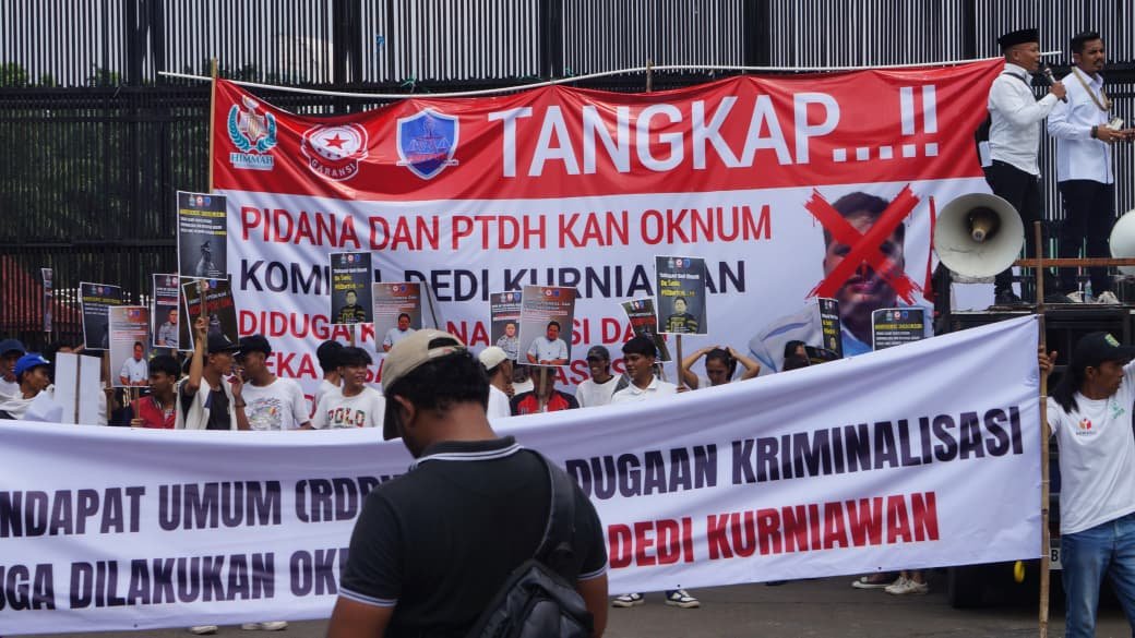 Aksi di DPR dan Mabes Polri, Massa Desak Usut Dugaan Kriminalisasi Rahmadi