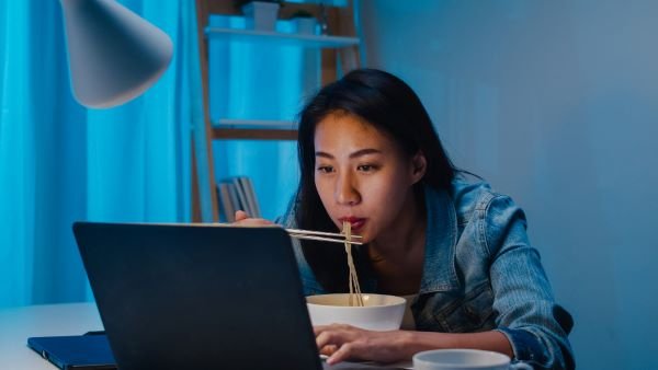 Kecanduan Drakor dan Dracin? Ketahui Bahaya dan Dampak Psikologis Berikut Ini