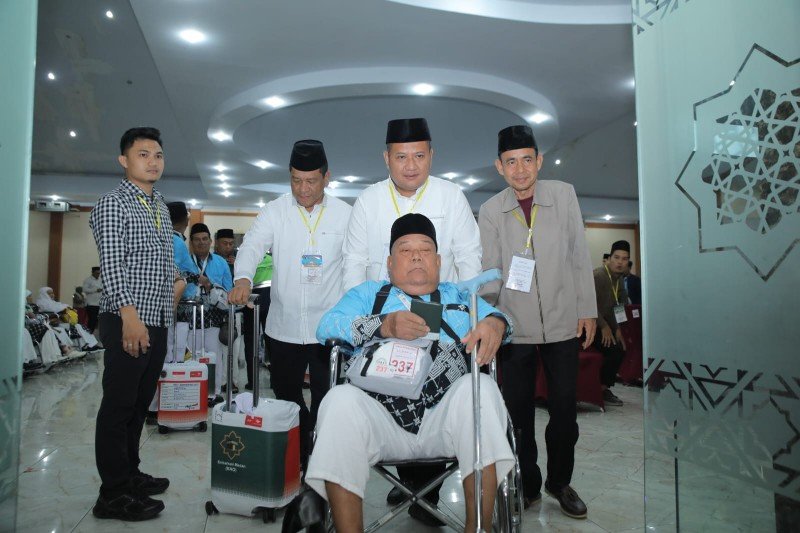 Jemaah Haji Kini Bawa Nama Indonesia, Pesan Kakanwil Saat Lepas Kloter 07 Embarkasi Medan