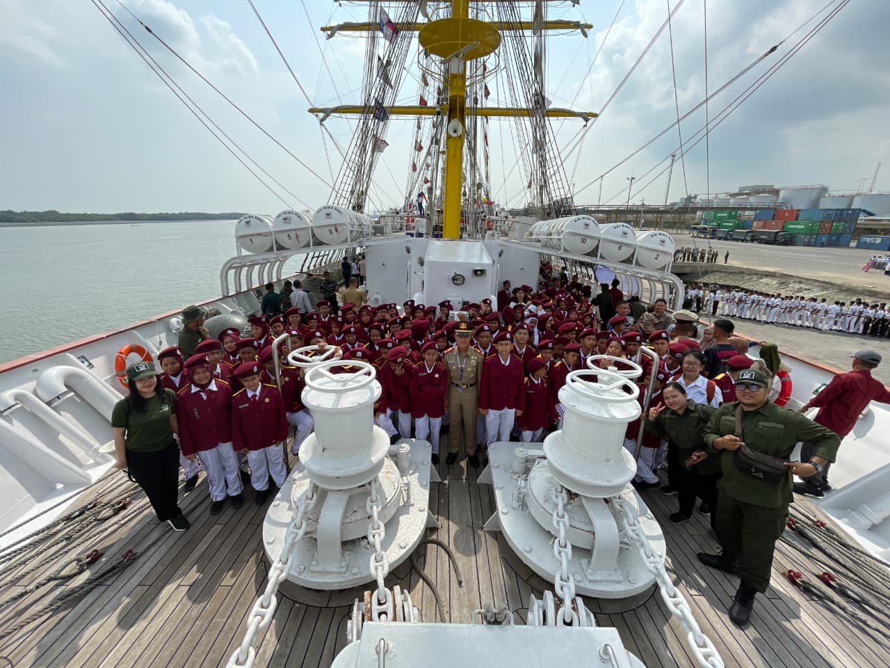Siswa Sekolah Rakyat Naik KRI Bima Suci