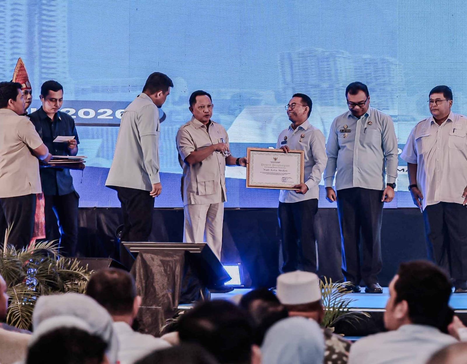 Wujudkan Kepedulian Antar-Daerah, Medan Terima Penghargaan dari Mendagri