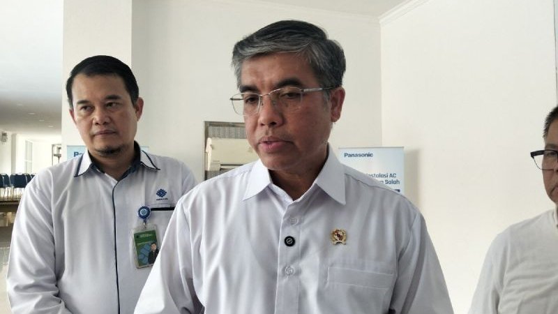 Menaker Yassierli Larang Perusahaan Tahan Ijazah Pekerja, Minta Segera Dilaporkan