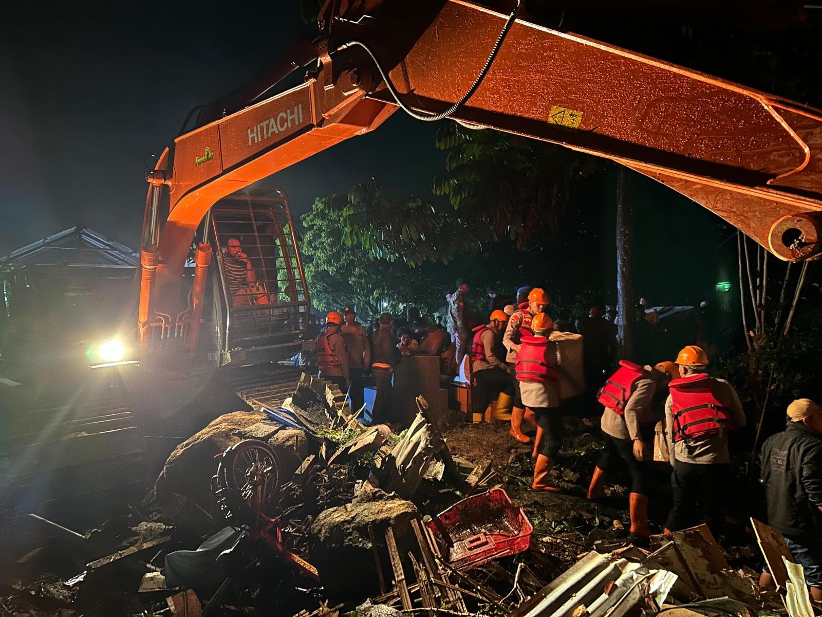 Tanggap Darurat Longsor Sembahe, Polda Sumut Terjunkan Personil Brimob Evakuasi Korban