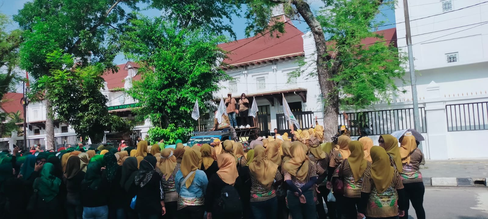 Ratusan Anggota Pujakesuma Demo PN Tuntut Bebaskan Toni Anggoro Kasus Website Desa di Karo
