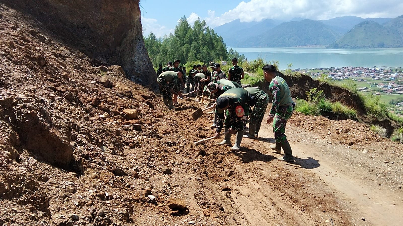 Dandim 0106/Aceh Tengah Kerahkan Personel Normalkan Jalan Terimbun Longsor di Kebayakan