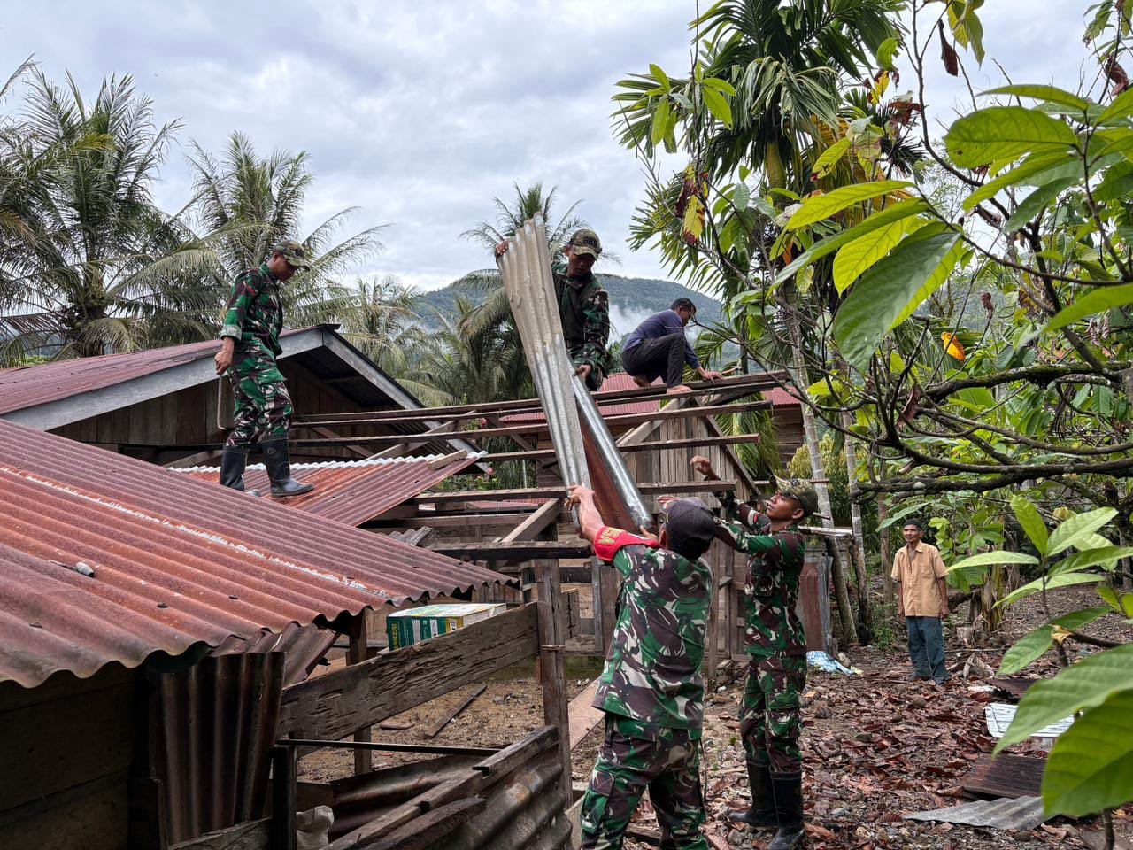 TNI Bantu Warga Bongkar Rumah Terdampak Banjir dan Tanah Longsor di Gayo Lues