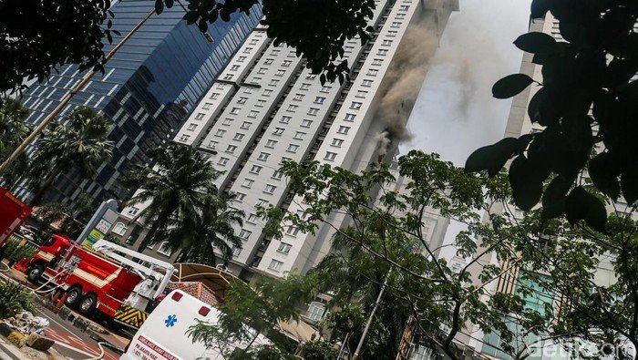 Kebakaran Apartemen Mediterania di Jakbar: 89 Penghuni Dievakuasi dan 20 Dilarikan ke RS